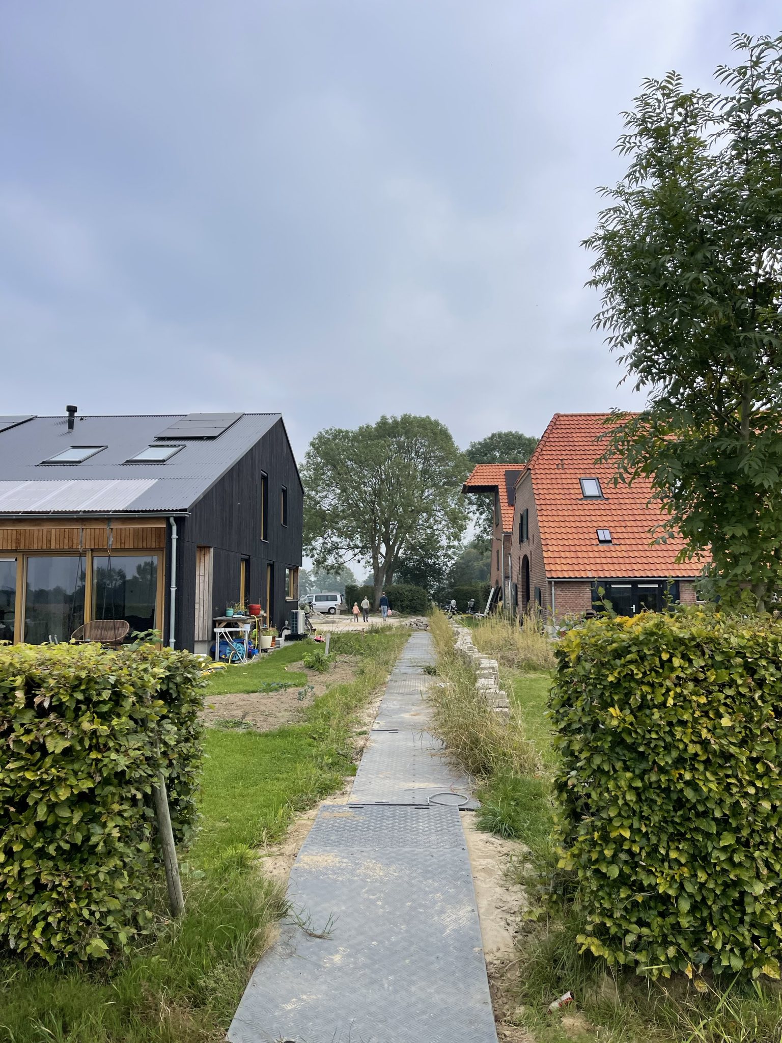 Pad tussen de eco-woningen